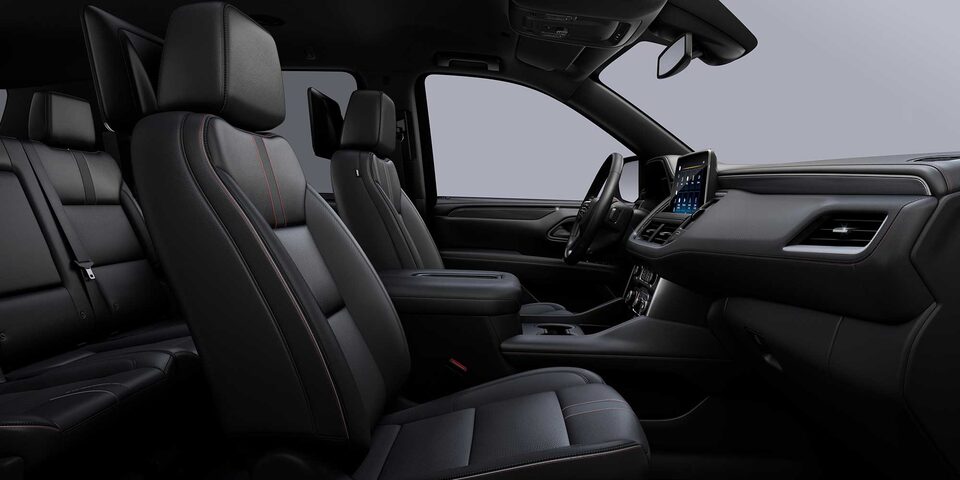 Chevrolet Tahoe 2024 con interior en color piel negra con costuras rojas