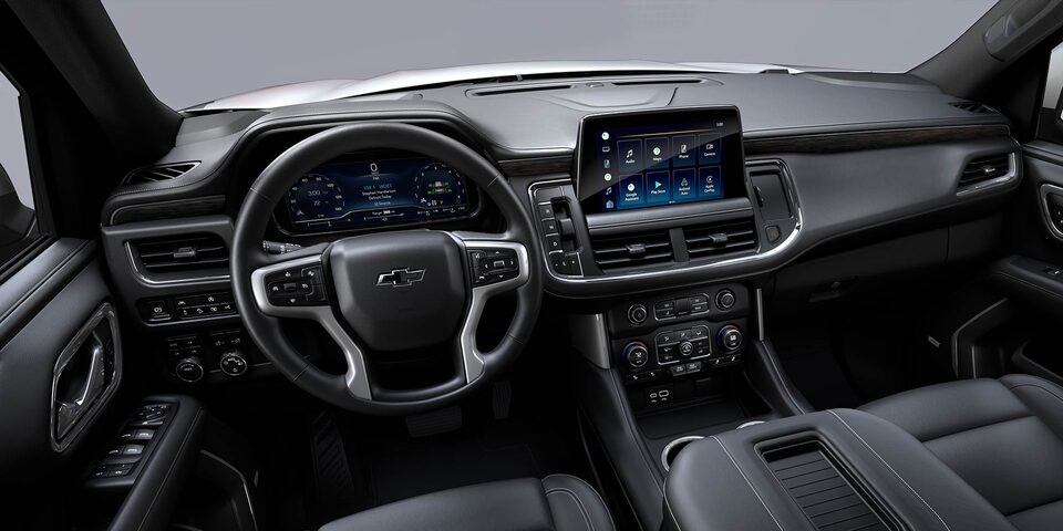 Diseño interior y elegante de Chevrolet Tahoe 2024 con consola central de tapa y sonido Bose®